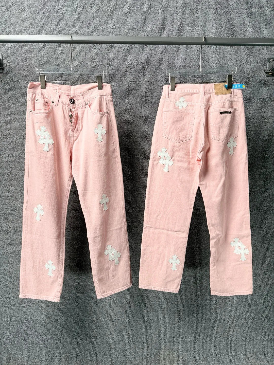 P270 💰 (Top version) Chrome hearts | CH Chrome hearts limited edition cherry blossom pink leather jeans for girls. Charming dopamine personality jeans. Indispensable for fashionistas. The same style for celebrities. A model touted by many bloggers. This new pair of pants is perfect both in shape and upper body. It is no exaggeration to say that making a pair of jeans is equivalent to making 20 pieces of short-sleeves. The fabric is made of high-quality imported denim. It has a unique high-end texture. I am very satisfied with it after washing and proofing several times. Color: Sakura pink Size: 28-30-32-34 (corresponds to S-M-L-XL)